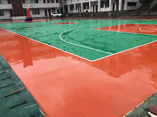 吉首瀘溪縣鎮中完小學塑膠籃球場，羽毛球場